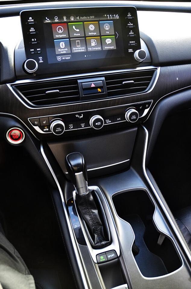 2018 Honda Accord Sedan Touring CVT Photo