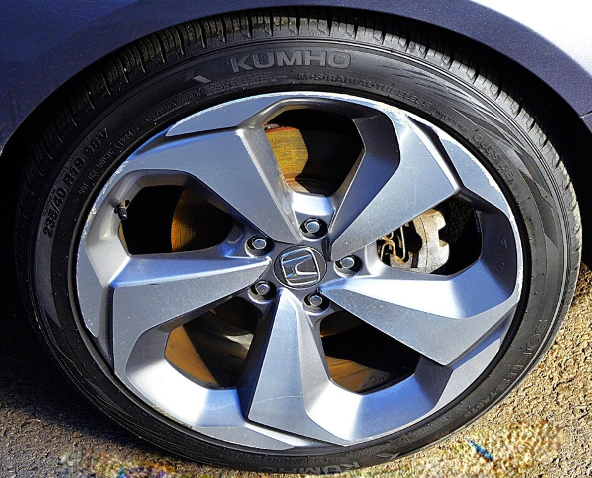 2018 Honda Accord Sedan Touring CVT Photo