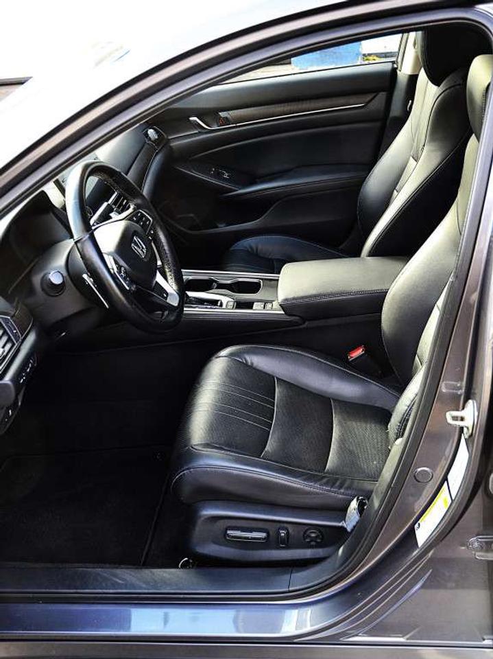 2018 Honda Accord Touring CVT Photo