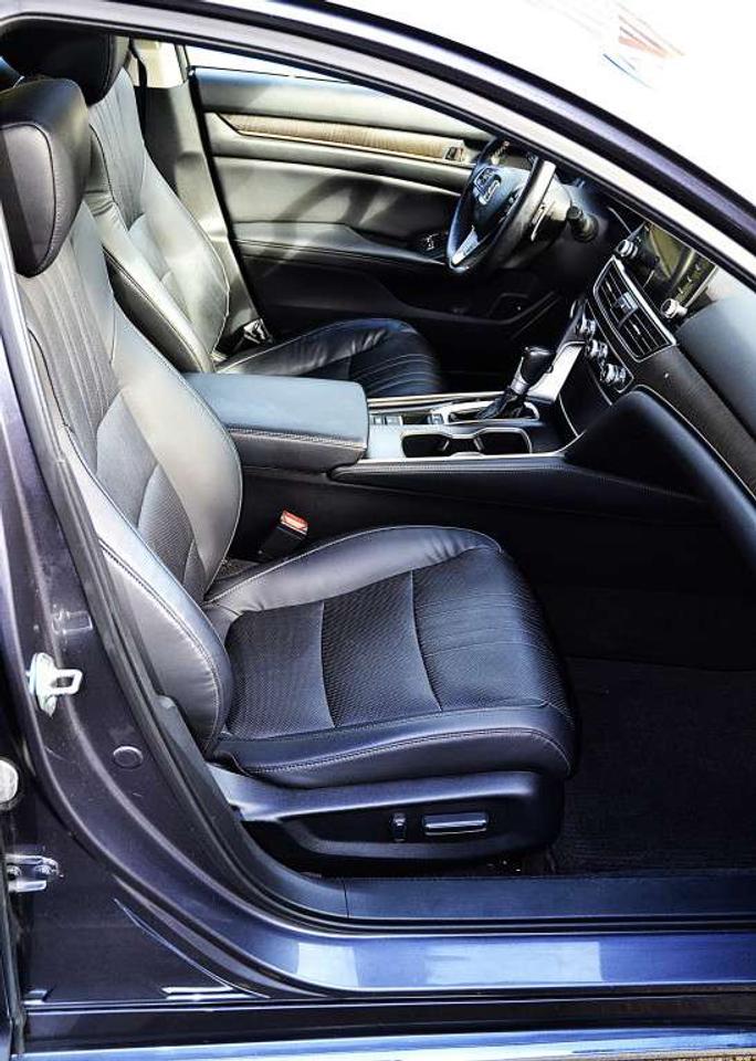 2018 Honda Accord Touring CVT Photo