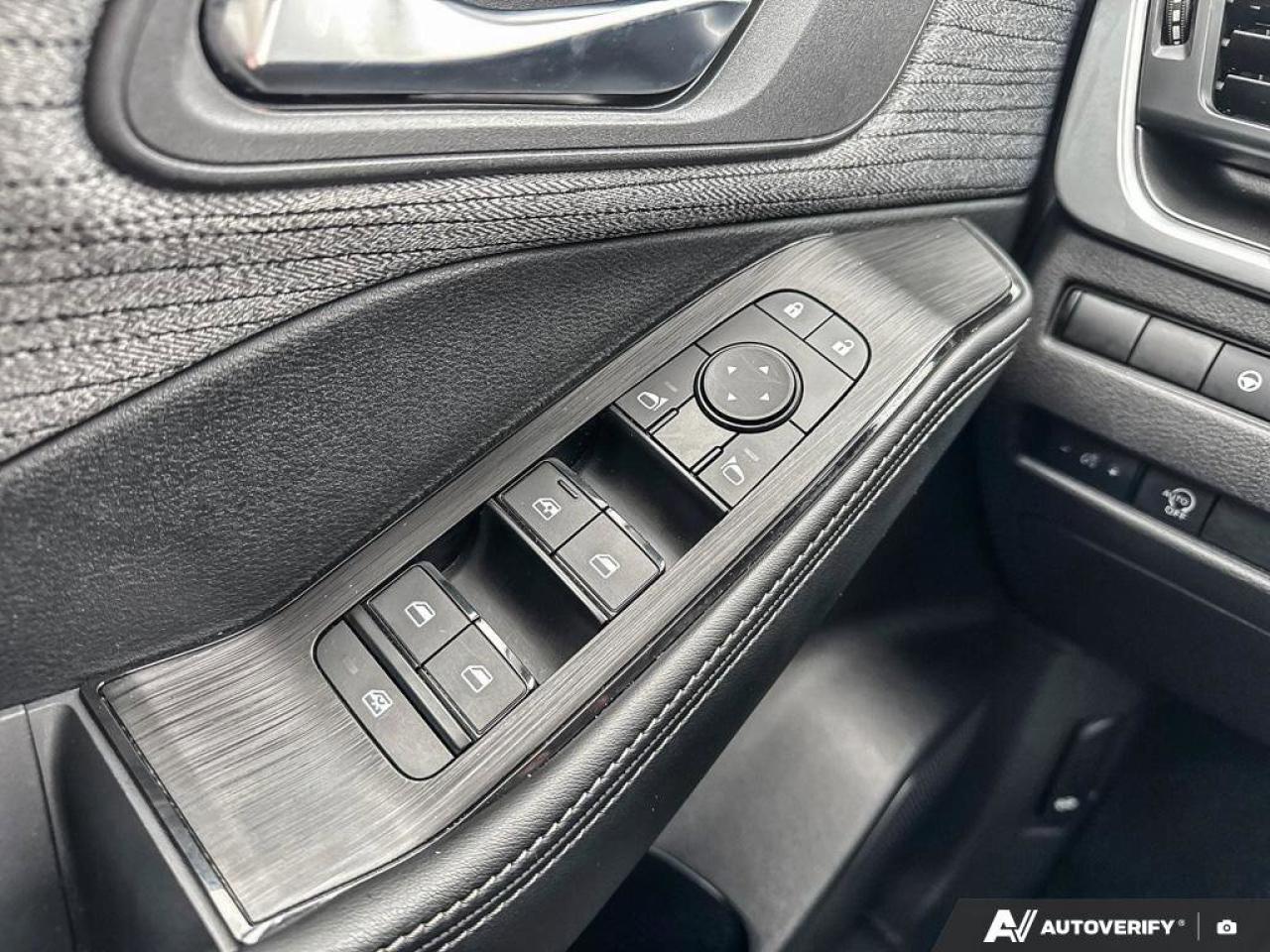 2023 Nissan Rogue SV Photo