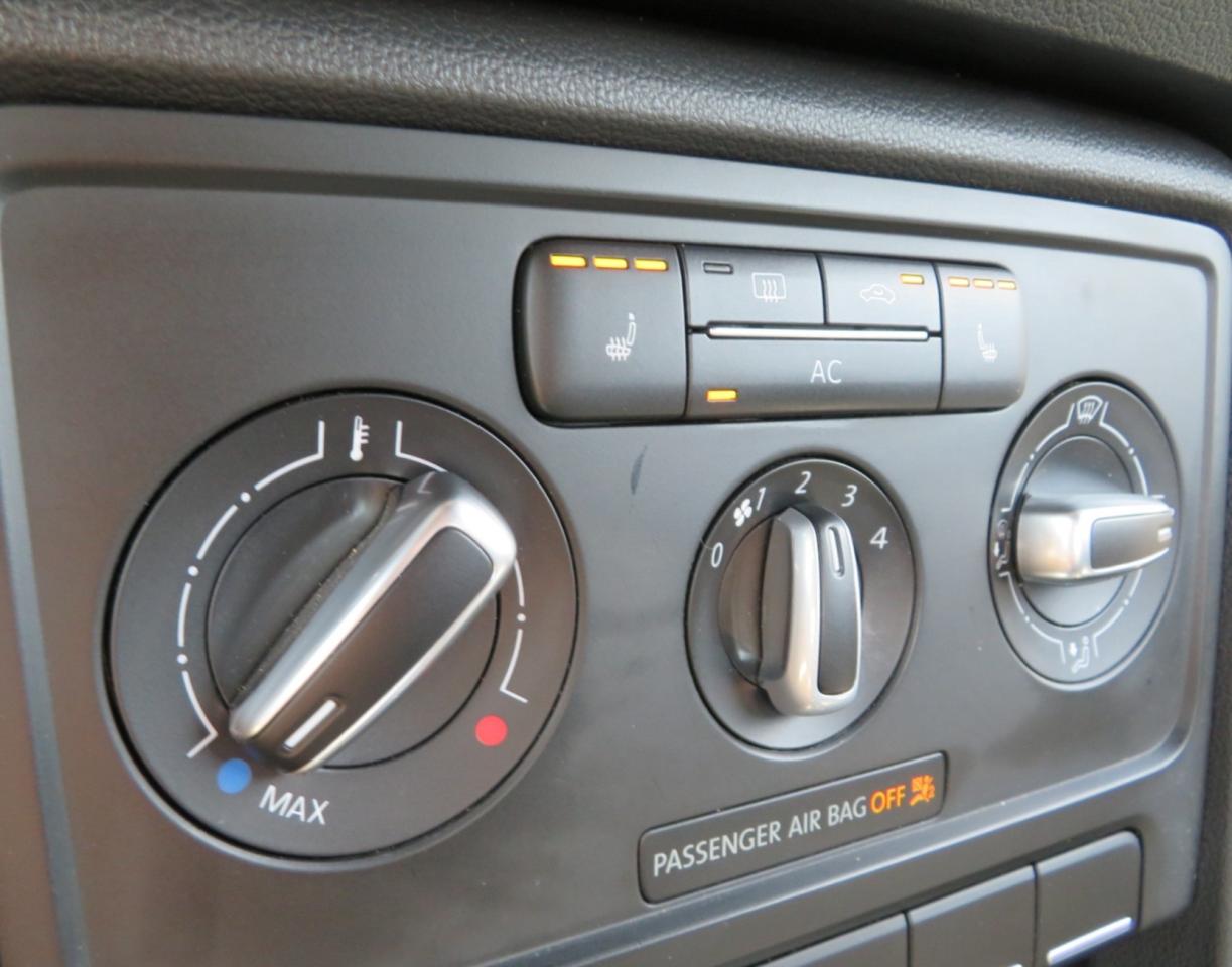 2012 Volkswagen Beetle 2dr Cpe Auto Highline Photo