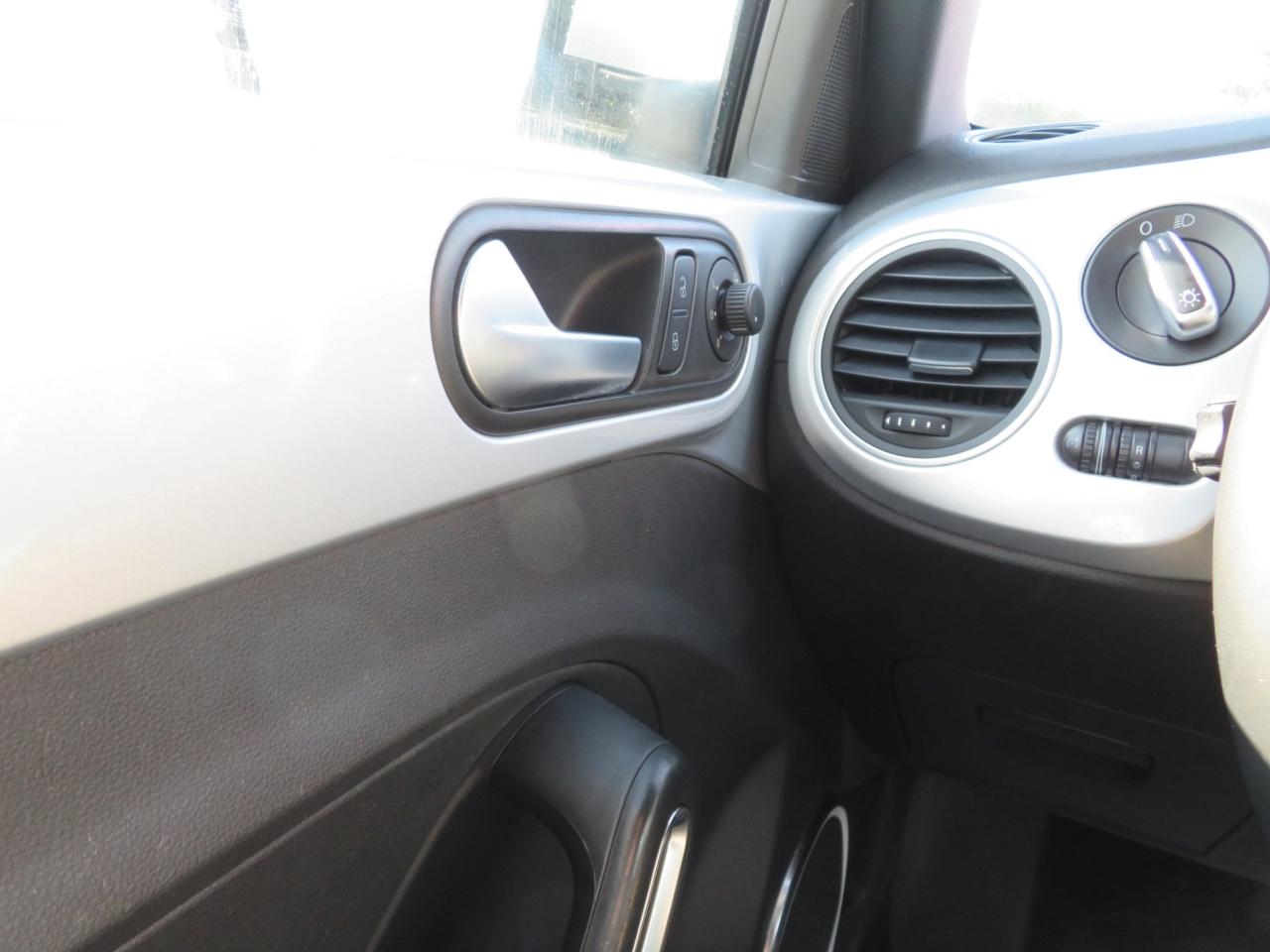 2012 Volkswagen Beetle 2dr Cpe Auto Highline Photo