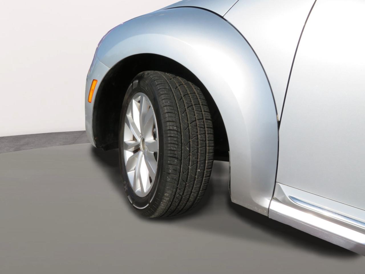 2012 Volkswagen Beetle 2dr Cpe Auto Highline Photo