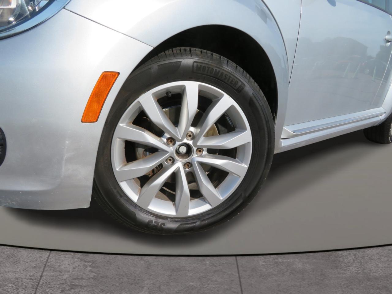 2012 Volkswagen Beetle 2dr Cpe Auto Highline Photo2