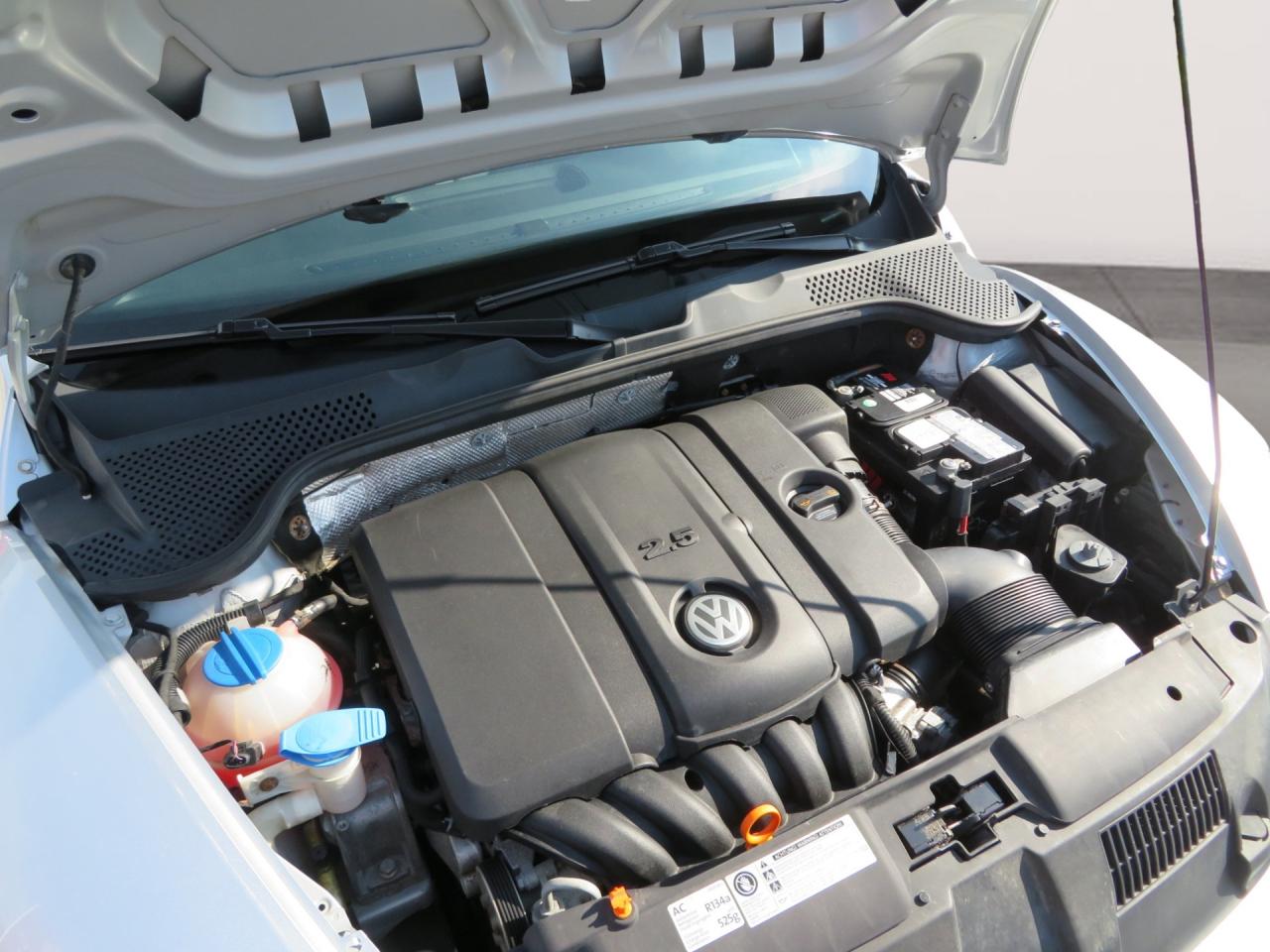 2012 Volkswagen Beetle 2dr Cpe Auto Highline Photo