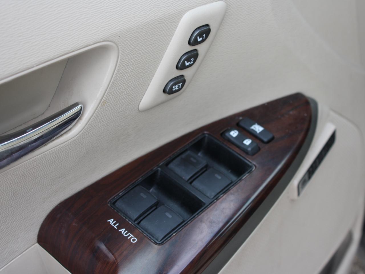 2015 Toyota Venza Limited AWD / Leather / Heated Seats / Sunroof Photo