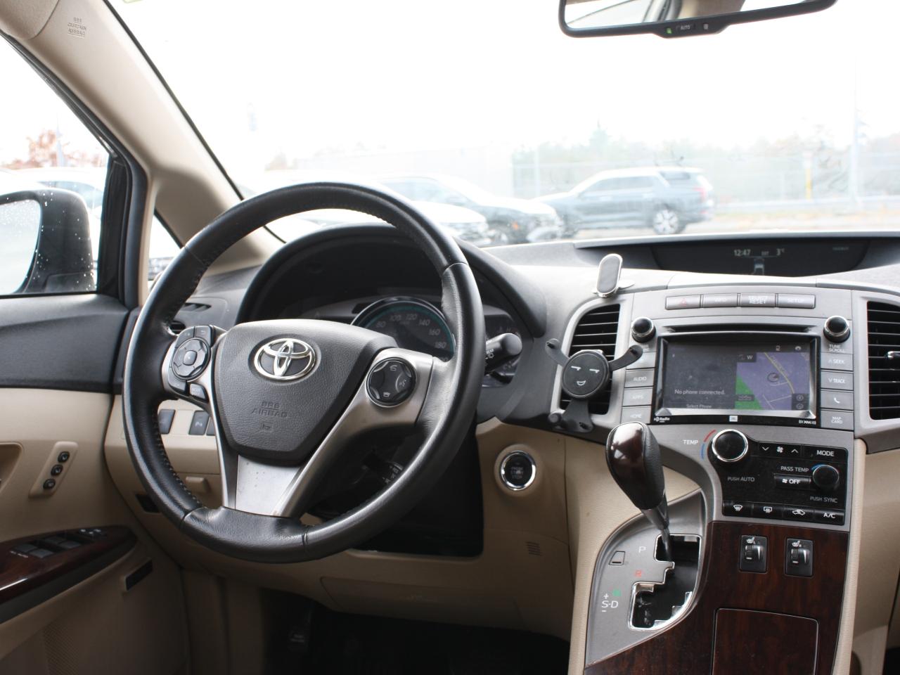 2015 Toyota Venza Limited AWD / Leather / Heated Seats / Sunroof Photo