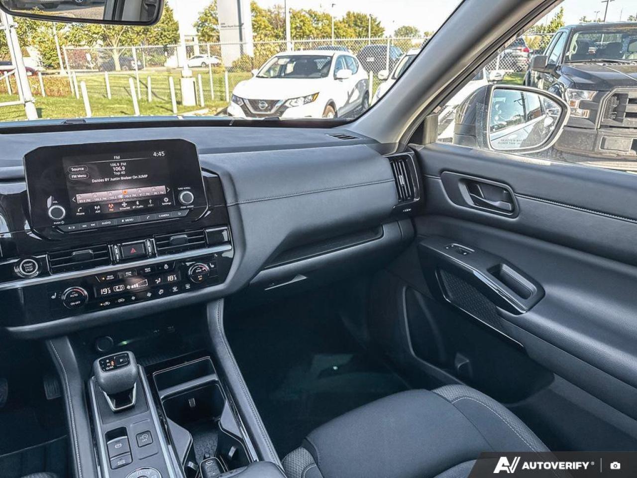 2024 Nissan Pathfinder SV Photo