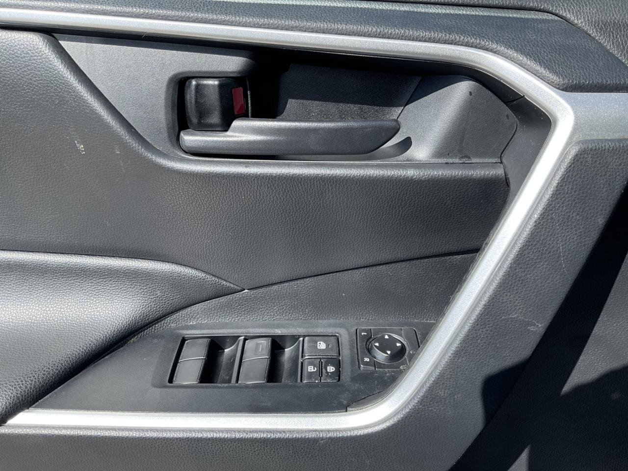 2021 Toyota RAV4 Hybrid LE - ALLOYS! BACK-UP CAM! BSM! Photo