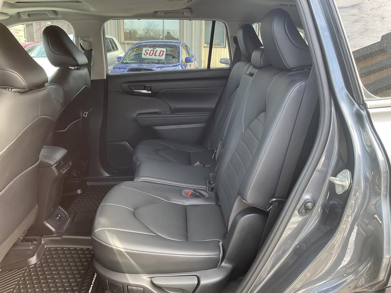 2020 Toyota Highlander XLE AWD V6 - LTHR! BACK-UP CAM! BSM! 8 PASS! CAR P Photo