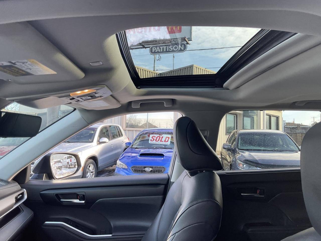 2020 Toyota Highlander XLE AWD V6 - LTHR! BACK-UP CAM! BSM! 8 PASS! CAR P Photo