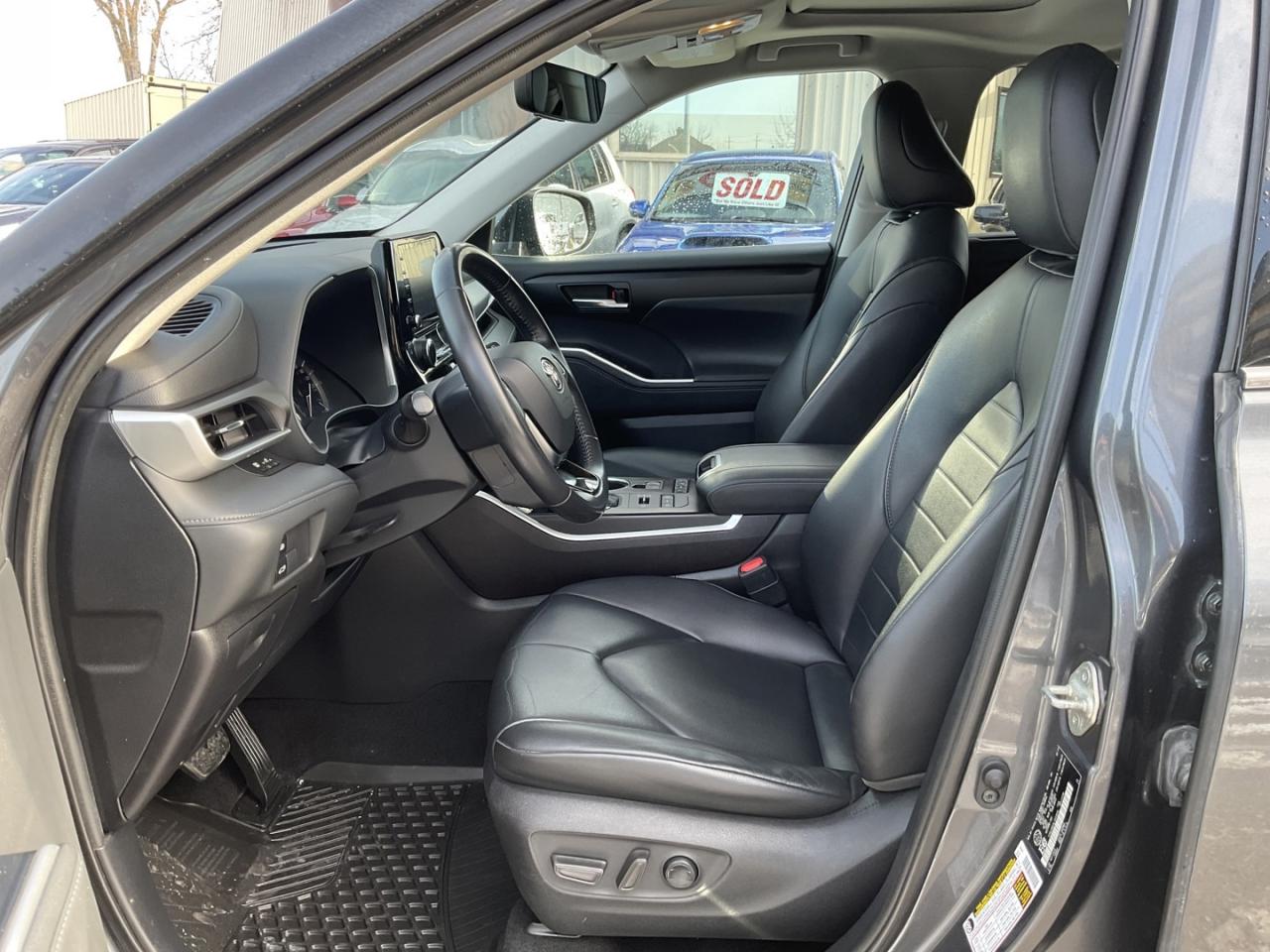 2020 Toyota Highlander XLE AWD V6 - LTHR! BACK-UP CAM! BSM! 8 PASS! CAR P Photo