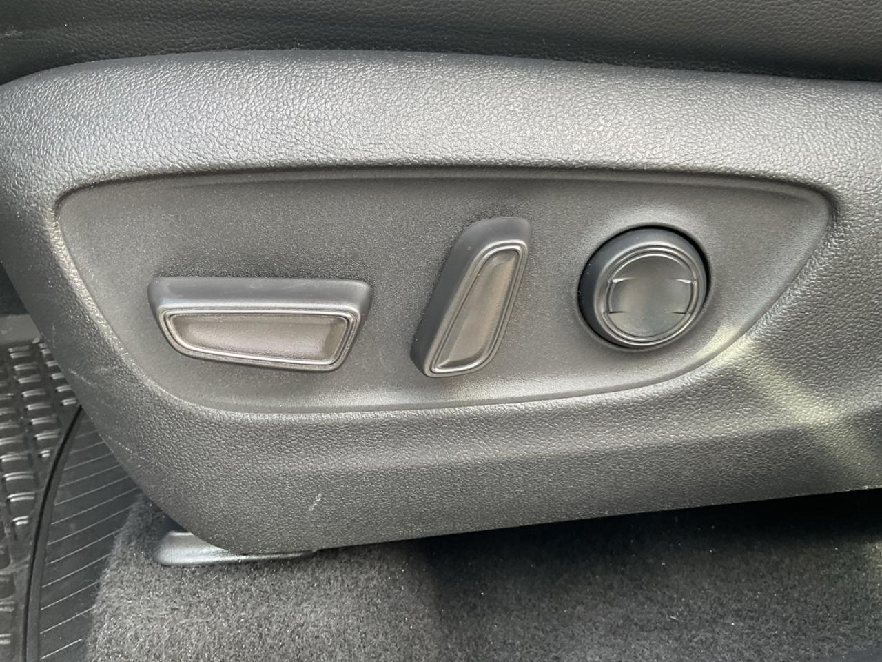 2020 Toyota Highlander XLE AWD V6 - LTHR! BACK-UP CAM! BSM! 8 PASS! CAR P Photo