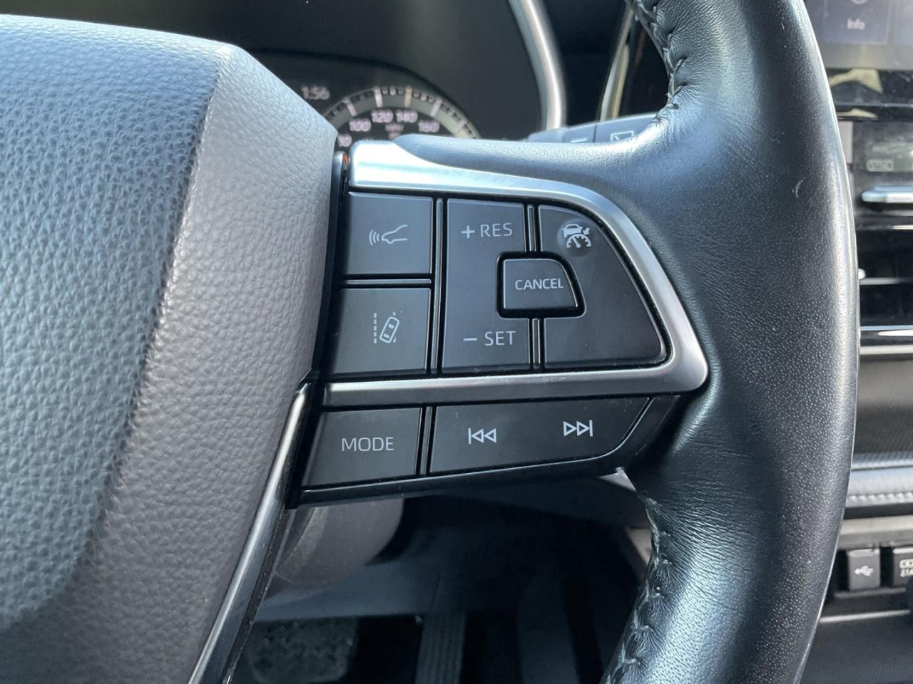 2020 Toyota Highlander XLE AWD V6 - LTHR! BACK-UP CAM! BSM! 8 PASS! CAR P Photo