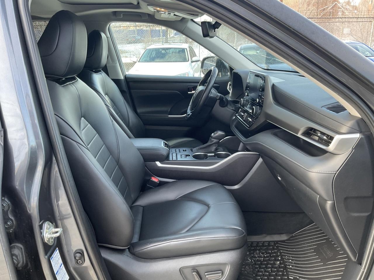 2020 Toyota Highlander XLE AWD V6 - LTHR! BACK-UP CAM! BSM! 8 PASS! CAR P Photo