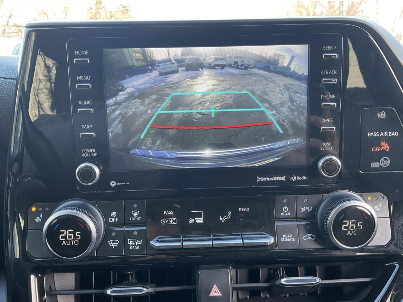 2020 Toyota Highlander XLE AWD V6 - LTHR! BACK-UP CAM! BSM! 8 PASS! CAR P Photo