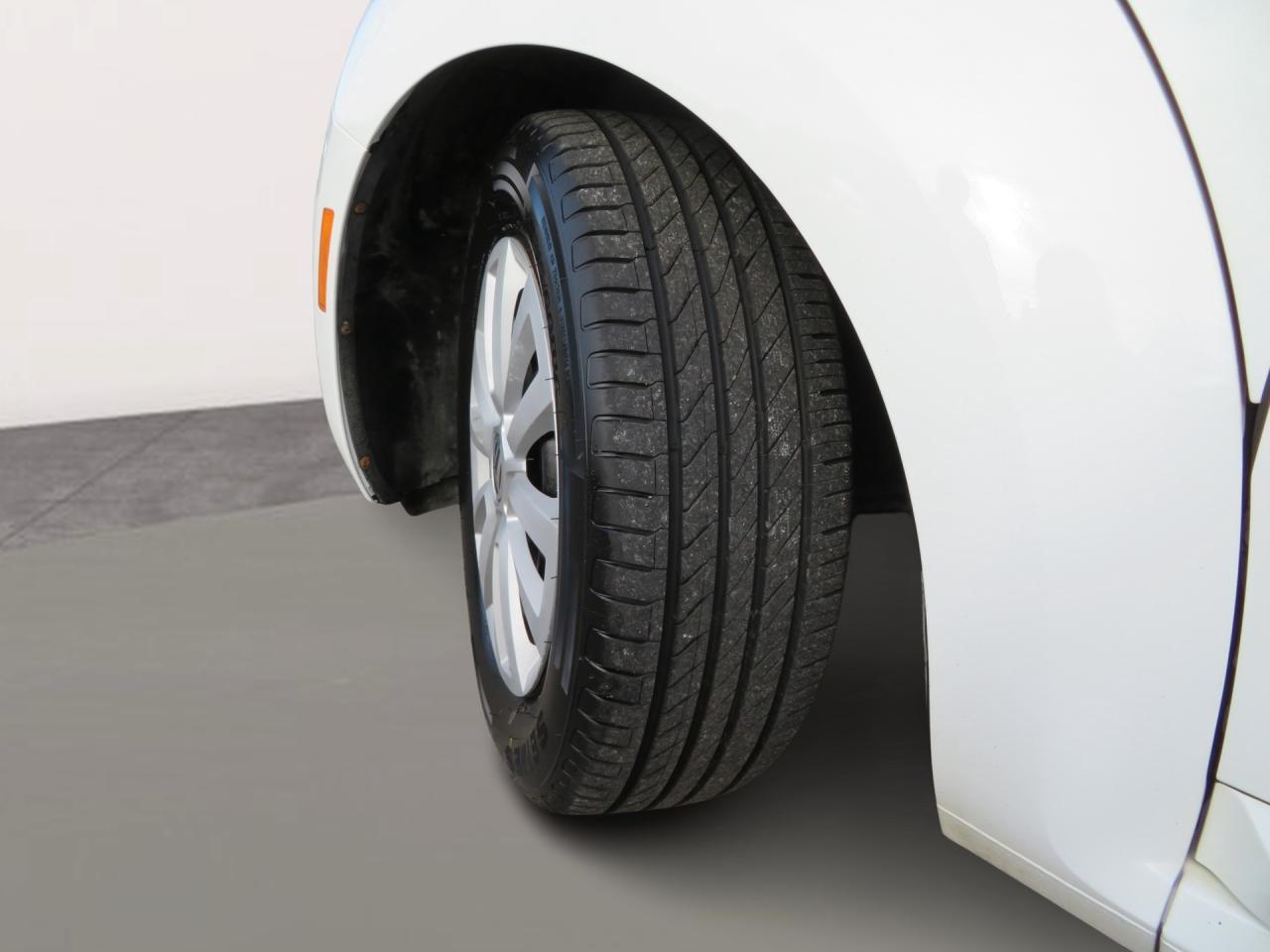 2015 Volkswagen Beetle 2dr Conv 1.8 TSI Auto Trendline+ Photo