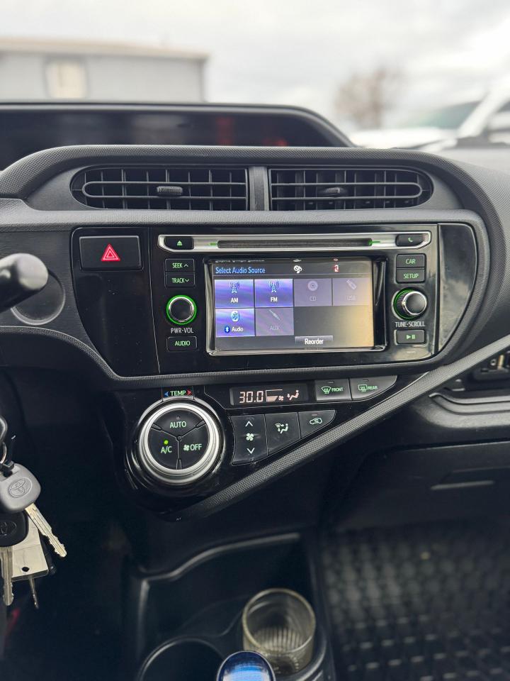2015 Toyota Prius c Technology - Photo #12