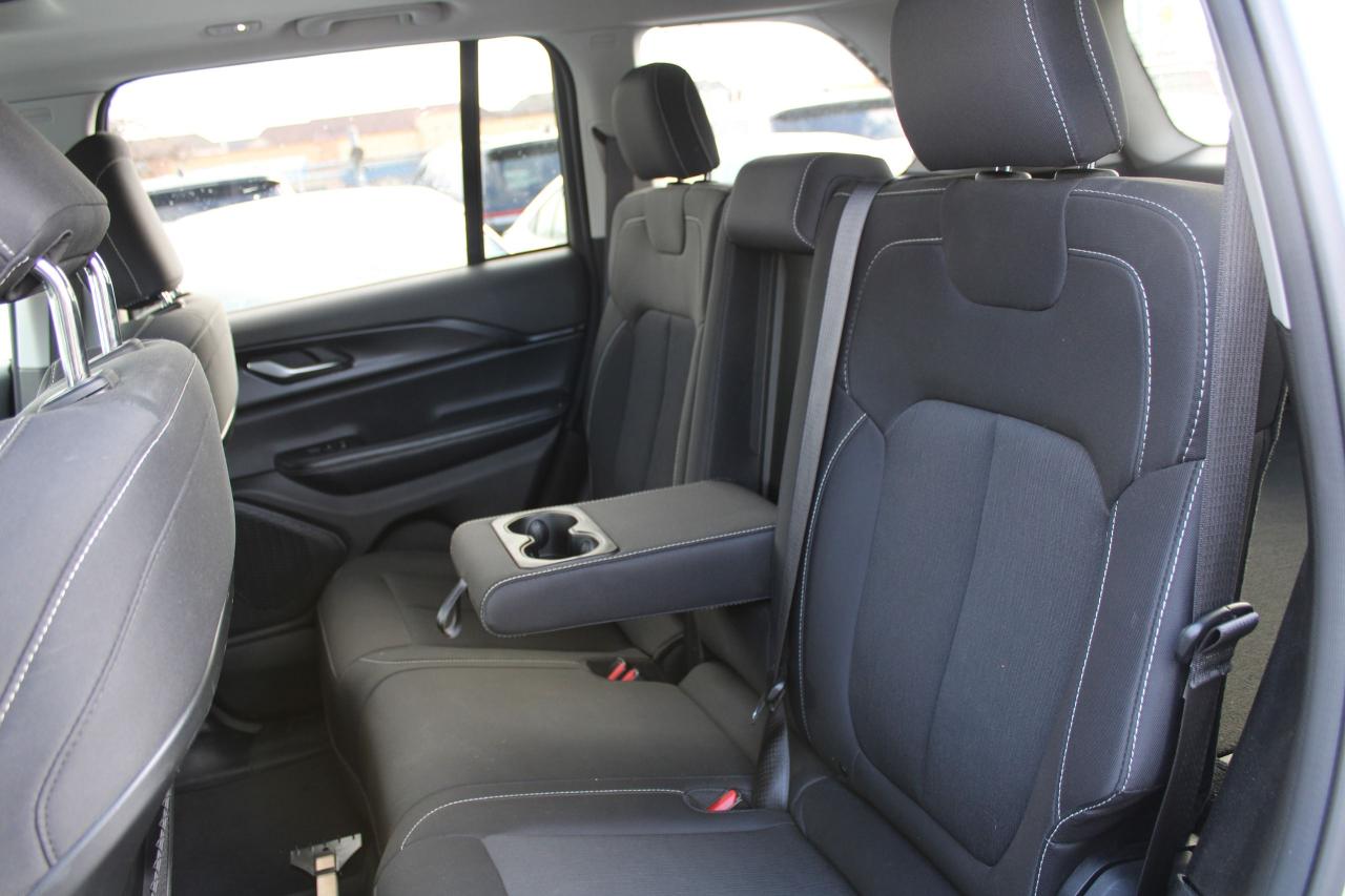 2023 Jeep Grand Cherokee LAREDO 4x4 Photo