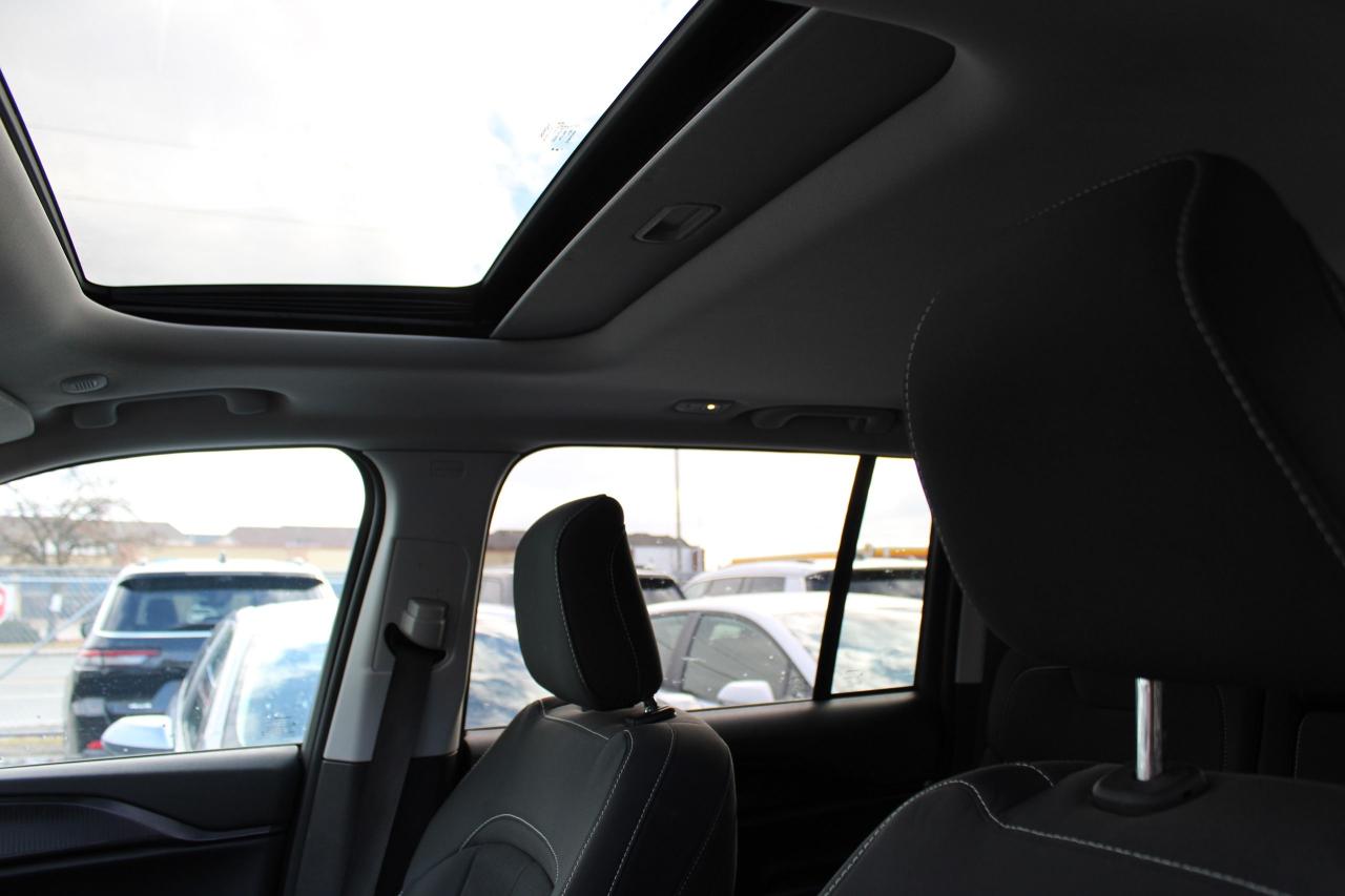 2023 Jeep Grand Cherokee LAREDO 4x4 Photo