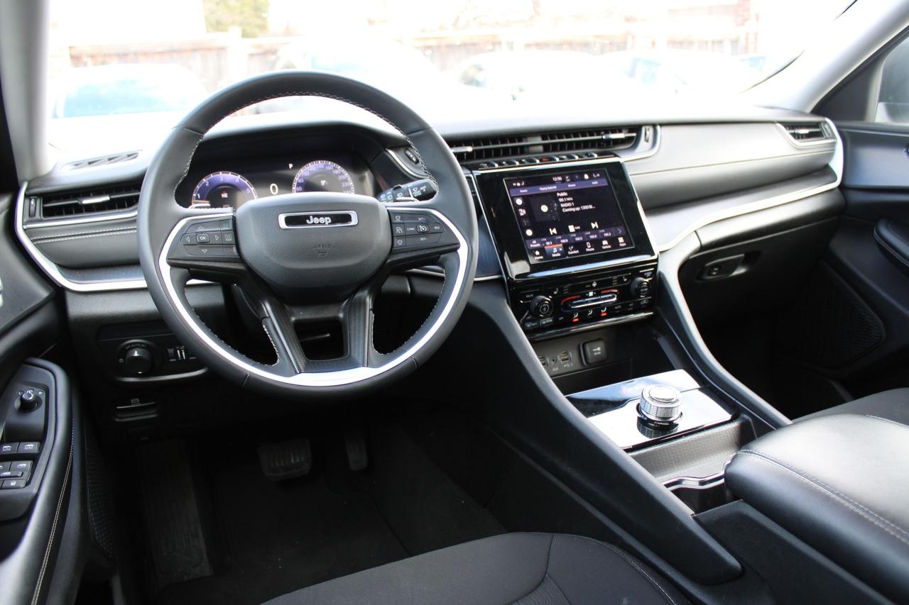 2023 Jeep Grand Cherokee LAREDO 4x4 Photo