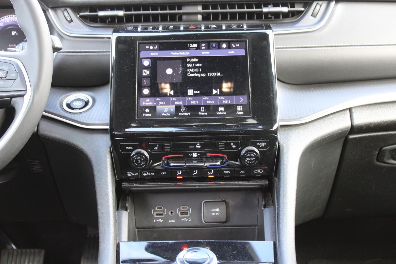 2023 Jeep Grand Cherokee LAREDO 4x4 Photo