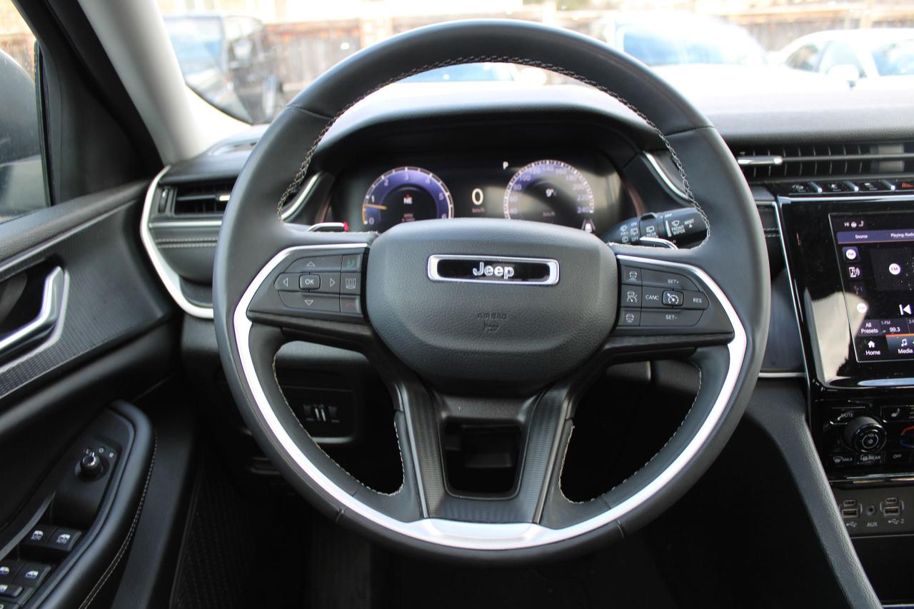 2023 Jeep Grand Cherokee LAREDO 4x4 Photo