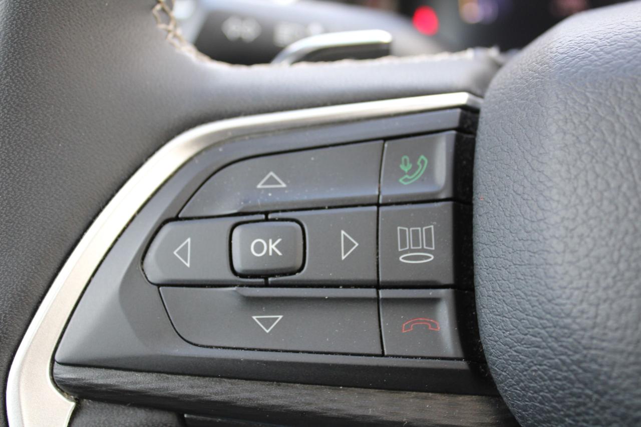 2023 Jeep Grand Cherokee LAREDO 4x4 Photo