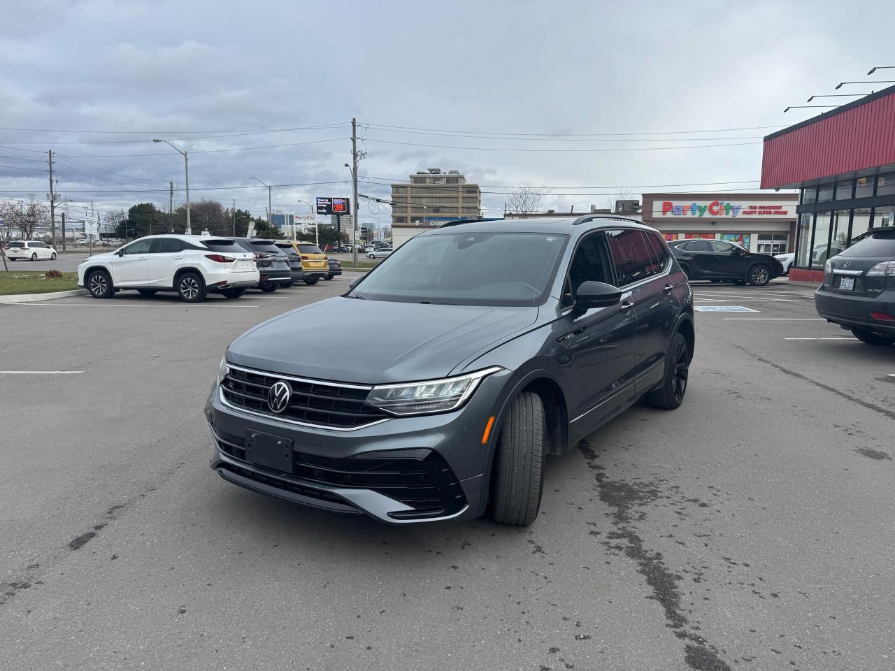 2023 Volkswagen Tiguan COMFORTLINE R-LINE B/EDITION AWD LEATHER PAN/ROOF Photo2
