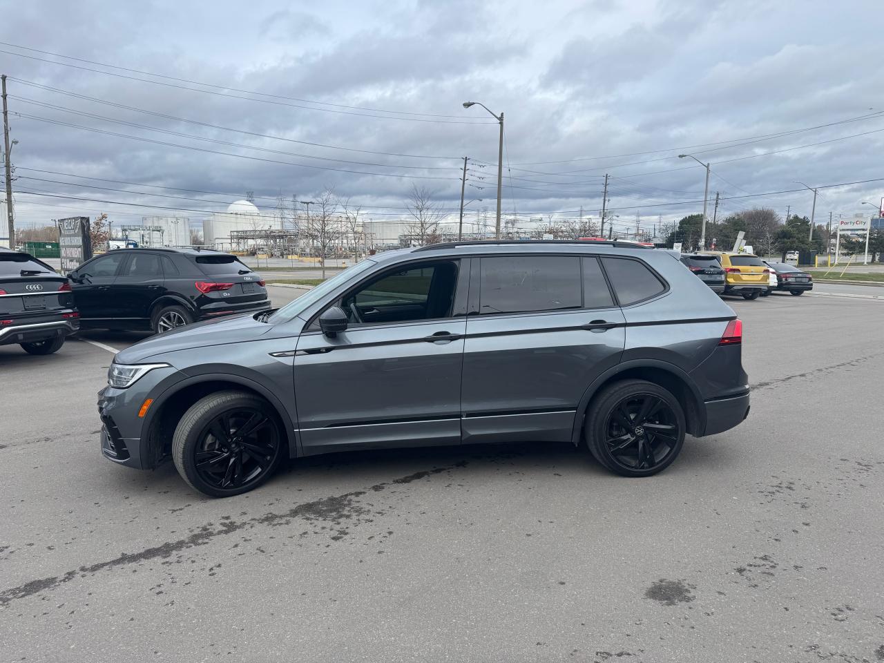 2023 Volkswagen Tiguan COMFORTLINE R-LINE B/EDITION AWD LEATHER PAN/ROOF Photo3