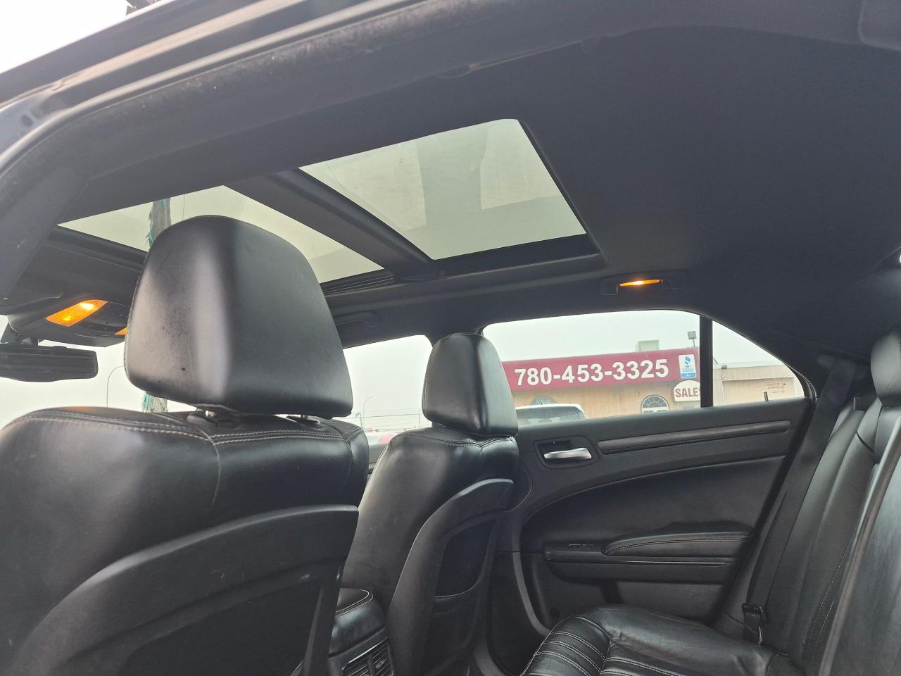 2014 Chrysler 300 300S, Leather, Pano Roof, Htd Seats, Remote, BU Ca - Photo #23