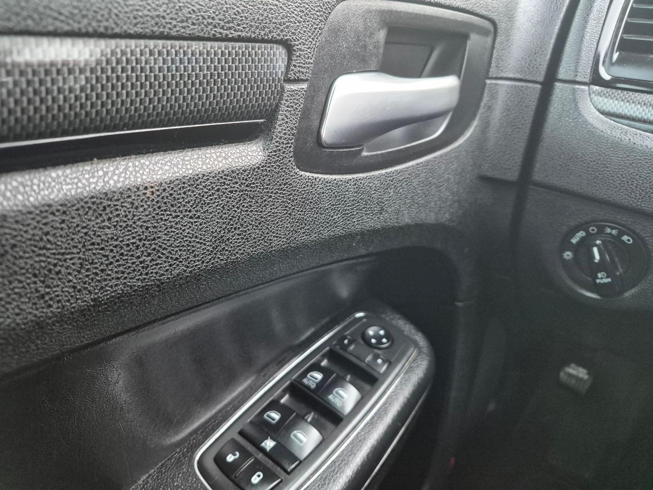 2014 Chrysler 300 300S, Leather, Pano Roof, Htd Seats, Remote, BU Ca - Photo #25