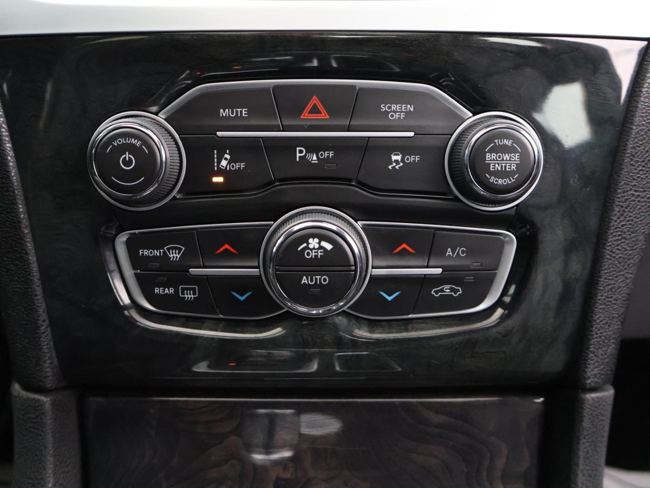 2023 Chrysler 300 TOURING-L AWD CERTIFIED CAMERA NAV BLUETOOTH LEATHER HEATED SEATS PANO ROOF CRUISE ALLOYS - Photo #28