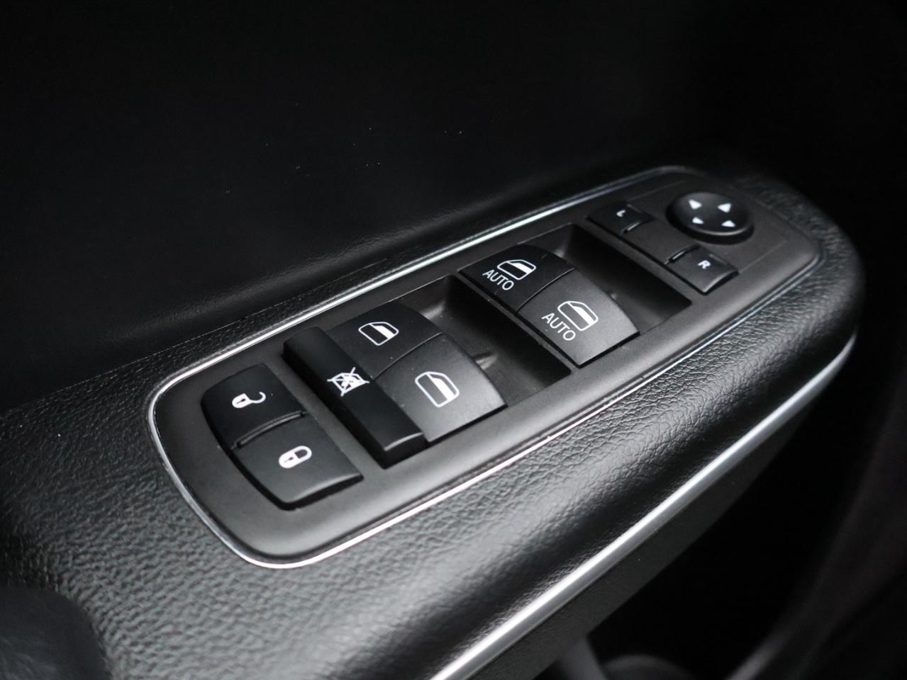 2023 Chrysler 300 TOURING-L AWD CERTIFIED CAMERA NAV BLUETOOTH LEATHER HEATED SEATS PANO ROOF CRUISE ALLOYS - Photo #35