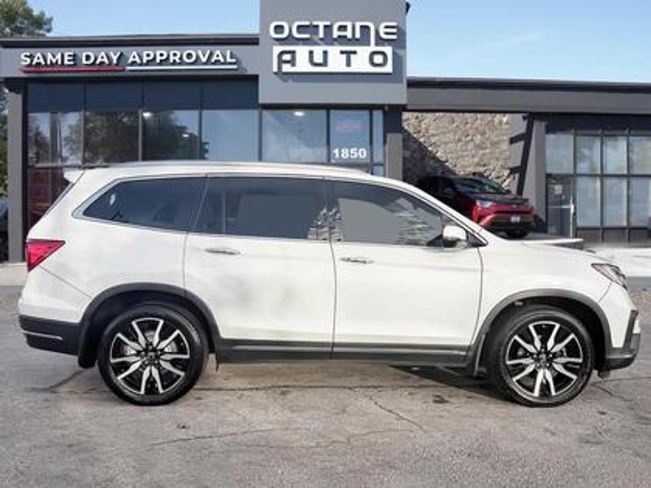 2019 Honda Pilot Touring 8-Passenger AWD Photo2