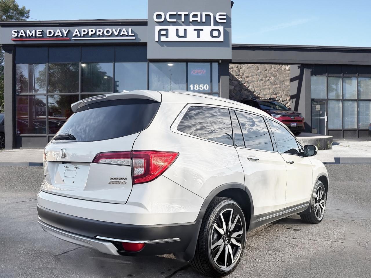 2019 Honda Pilot Touring 8-Passenger AWD Photo3