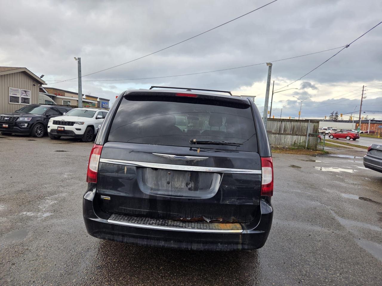 2014 Chrysler Town & Country TOURING, 7 PASSENGER, STOWNGO, AS IS SPECIAL - Photo #4