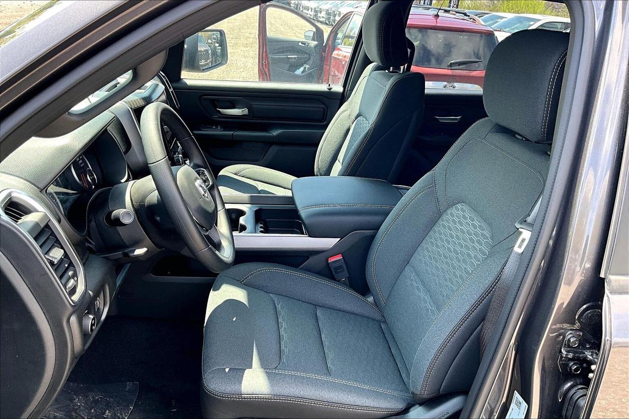 2026 RAM 1500 EXPRESS | Blackout | 8.4" TOUCHSCREEN | 4X4 Photo