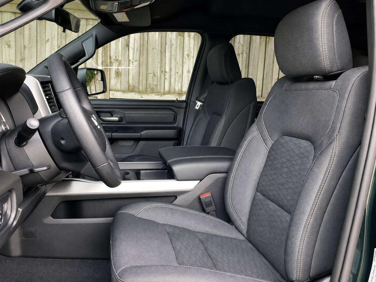 2026 RAM 1500 EXPRESS | Blackout | Tow Group 2 | 8.4"Touchscreen Photo5
