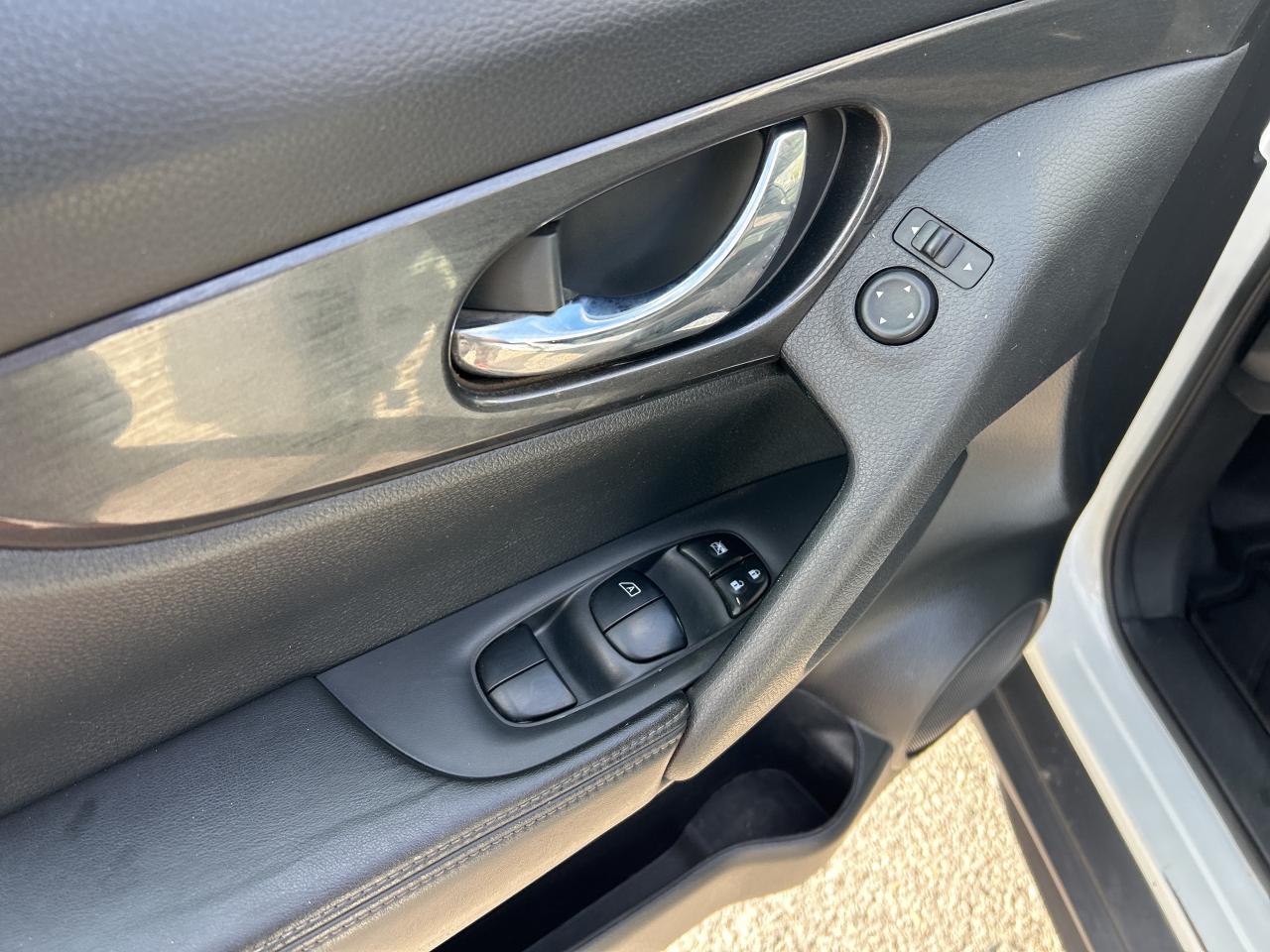 2017 Nissan Rogue SV, REMOTE START, AWD, HEATED SEATS, BACK UP CAM! - Photo #16