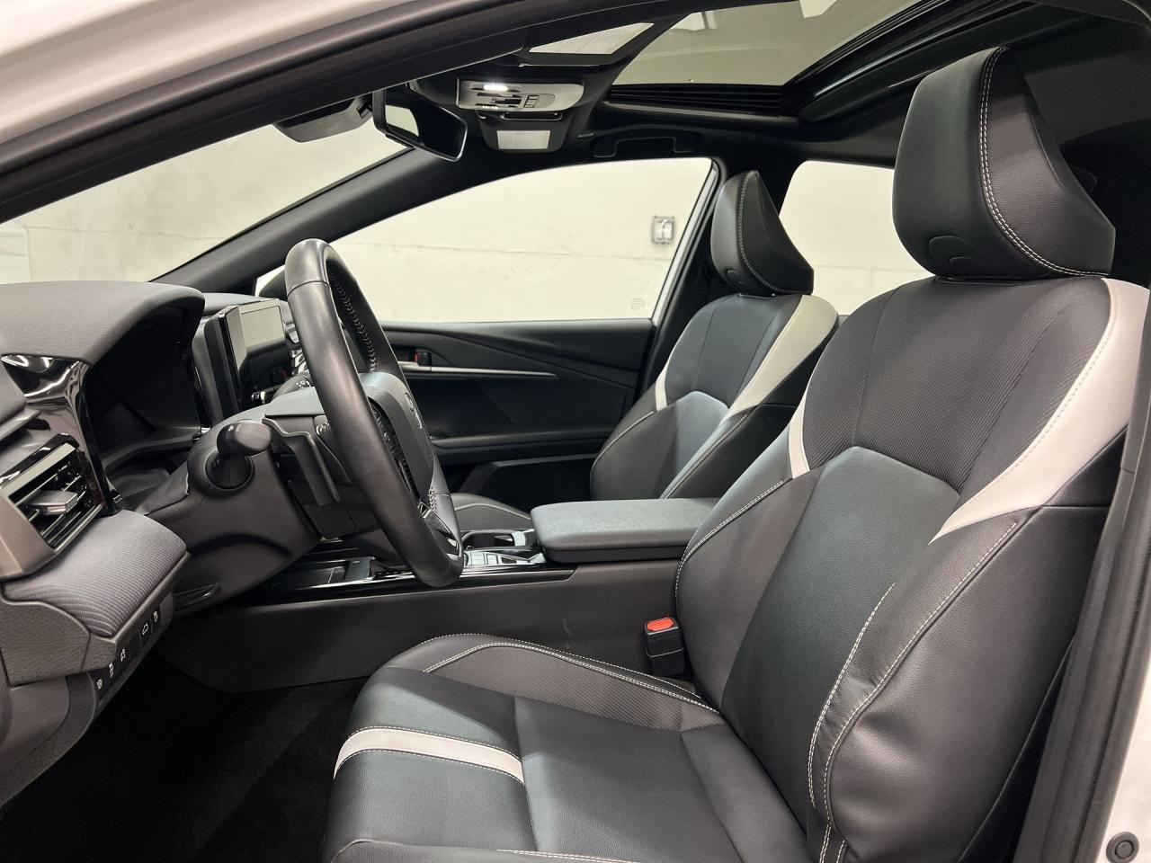 2025 Toyota Camry HYBRID SE UPGRADE AWD | LEATHER |SUNROOF | ALLOYS Photo