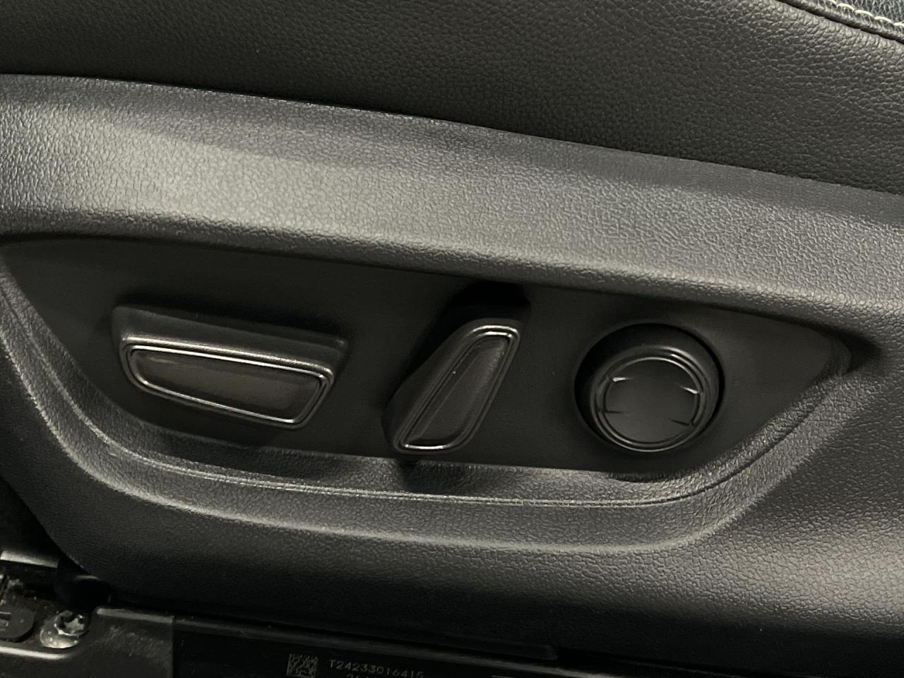 2025 Toyota Camry HYBRID SE UPGRADE AWD | LEATHER |SUNROOF | ALLOYS Photo