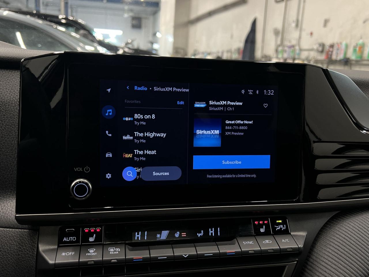 2025 Toyota Camry HYBRID SE UPGRADE AWD | LEATHER |SUNROOF | ALLOYS Photo