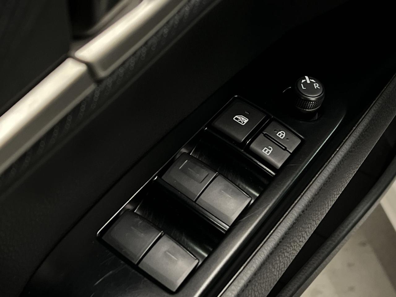 2025 Toyota Camry HYBRID SE UPGRADE AWD | LEATHER |SUNROOF | ALLOYS Photo