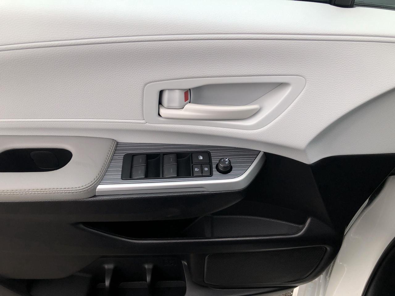 2025 Toyota Sienna LE 8-Passenger LIKE NEW!!  HYBRID, ONLY 6,834KMS, Photo