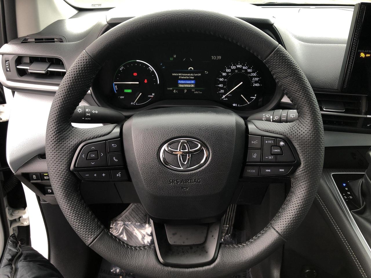 2025 Toyota Sienna LE 8-Passenger LIKE NEW!!  HYBRID, ONLY 6,834KMS, Photo