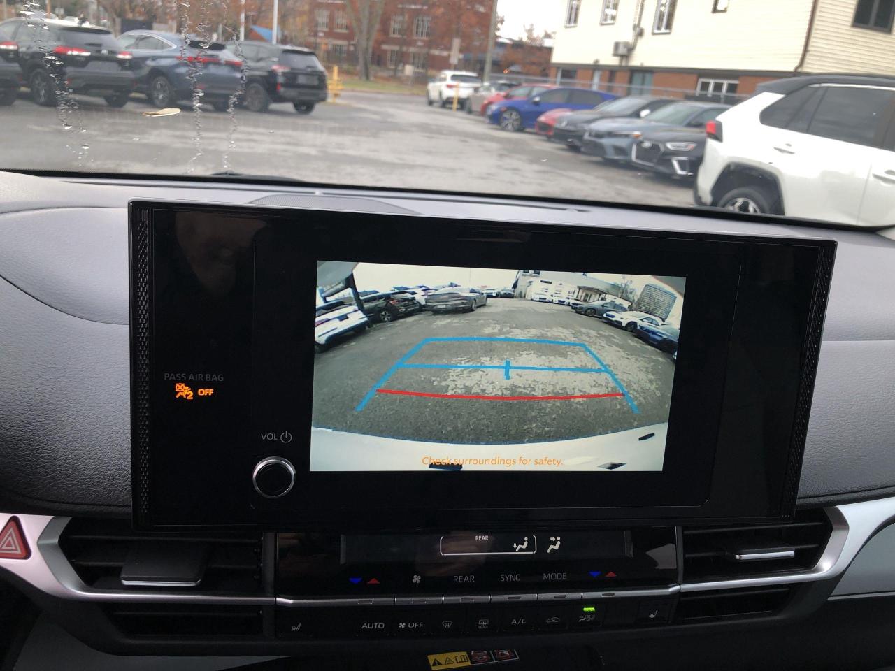 2025 Toyota Sienna LE 8-Passenger LIKE NEW!!  HYBRID, ONLY 6,834KMS, Photo