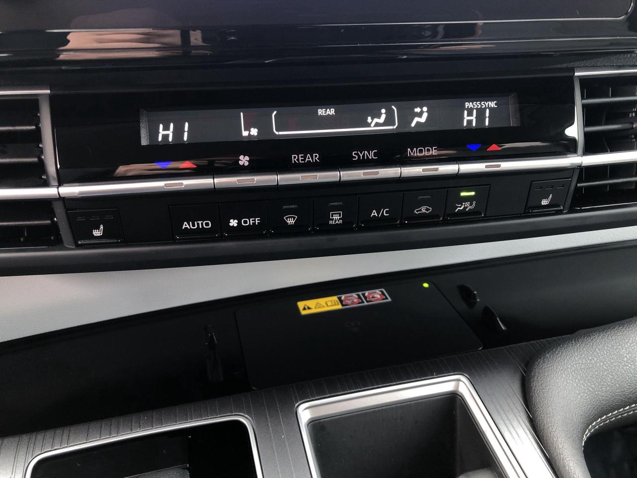 2025 Toyota Sienna LE 8-Passenger LIKE NEW!!  HYBRID, ONLY 6,834KMS, Photo