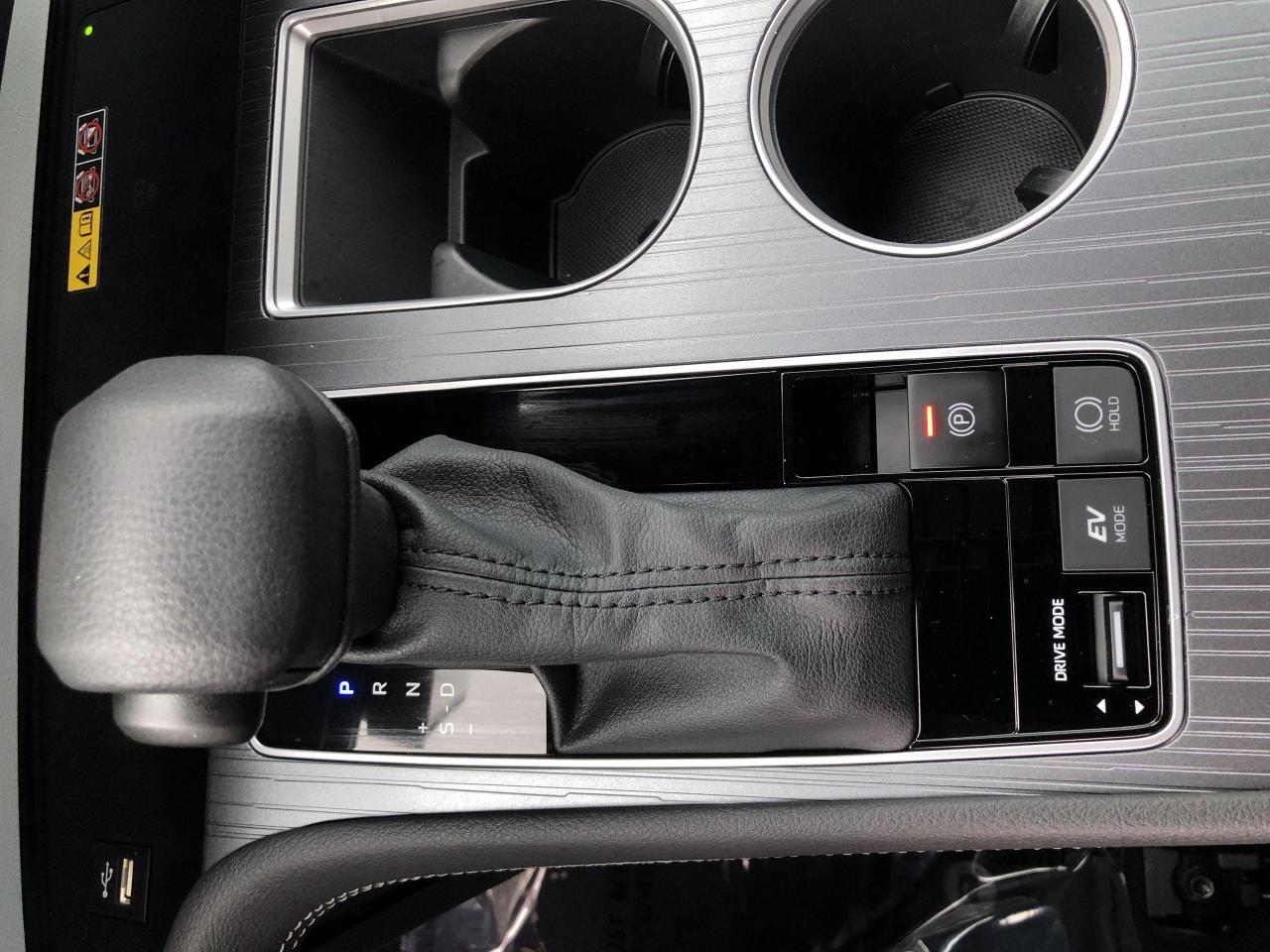 2025 Toyota Sienna LE 8-Passenger LIKE NEW!!  HYBRID, ONLY 6,834KMS, Photo